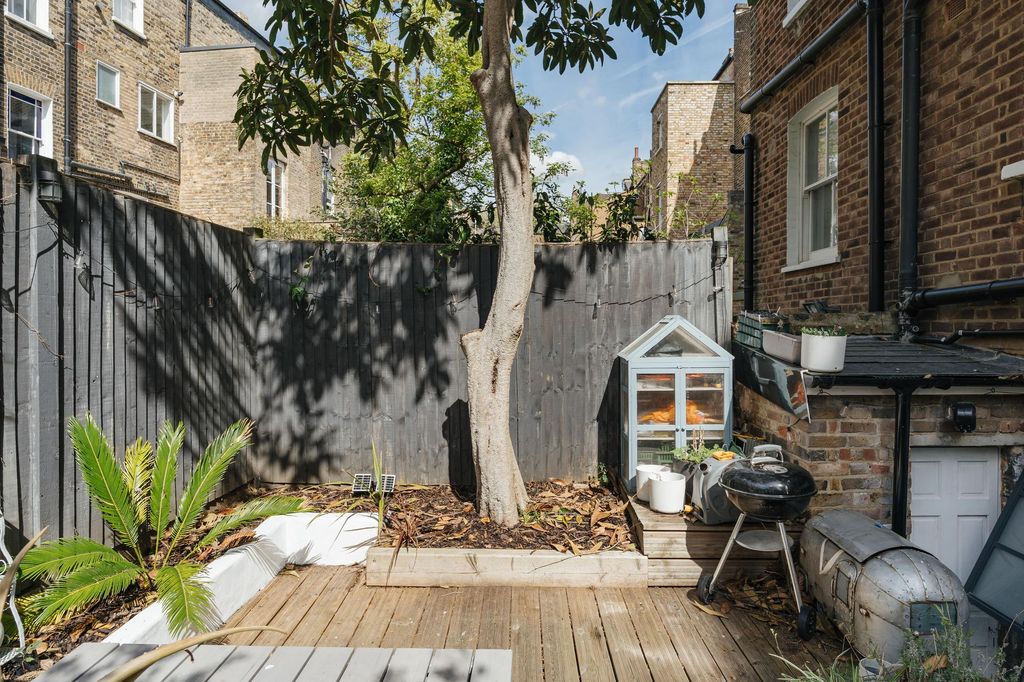 Property photo 2 of 11 Fremont Street E9