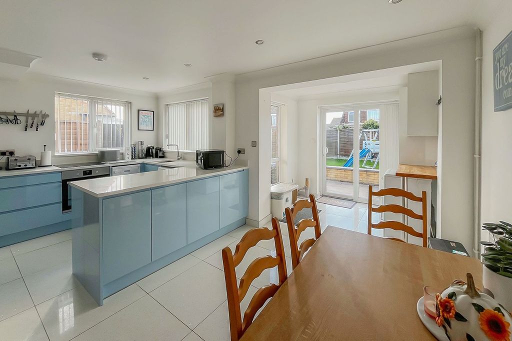 Property photo 2 of 14 Picture No. 11