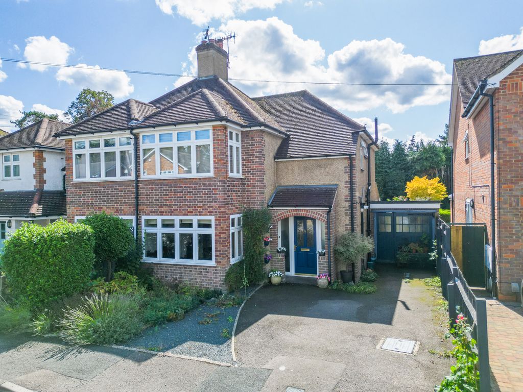 Property photo 1 of 16 Bargrove Avenue, Boxmoor