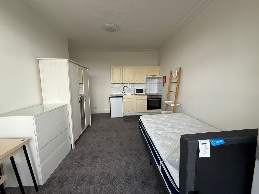 Property photo 2 of 8 Room