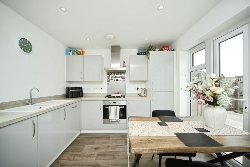 Property photo 3 of 15 Kitchen/Dining Room