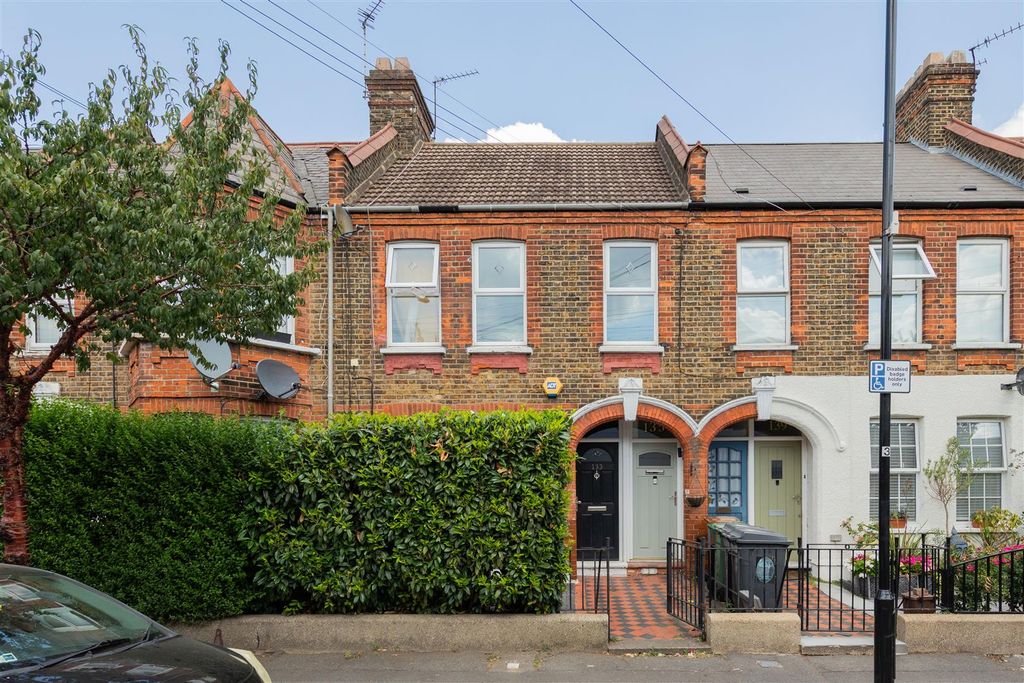 Property photo 1 of 32 Hitcham Road, E17