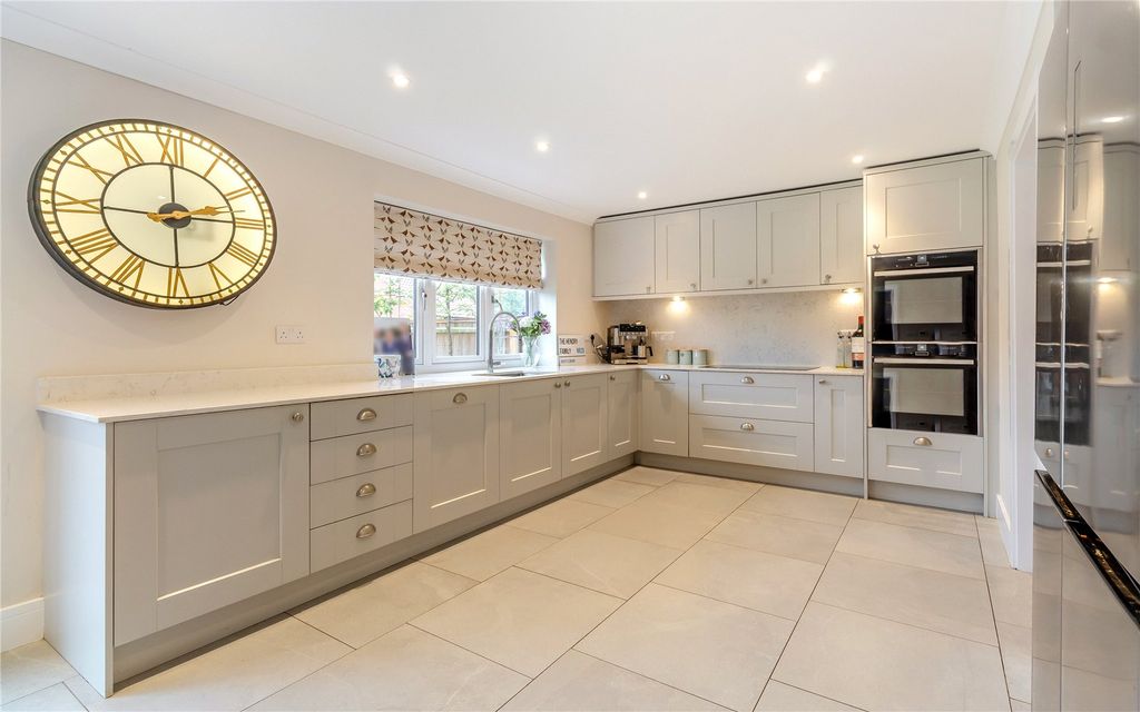 Property photo 3 of 19 Kitchen