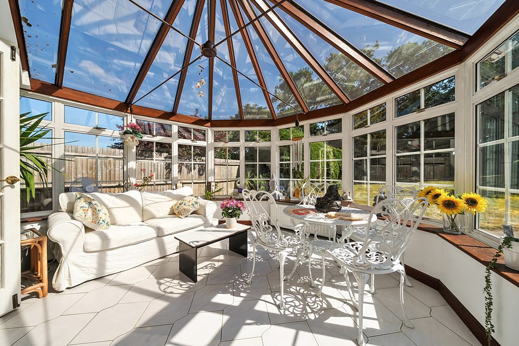 Property photo 2 of 25 Conservatory