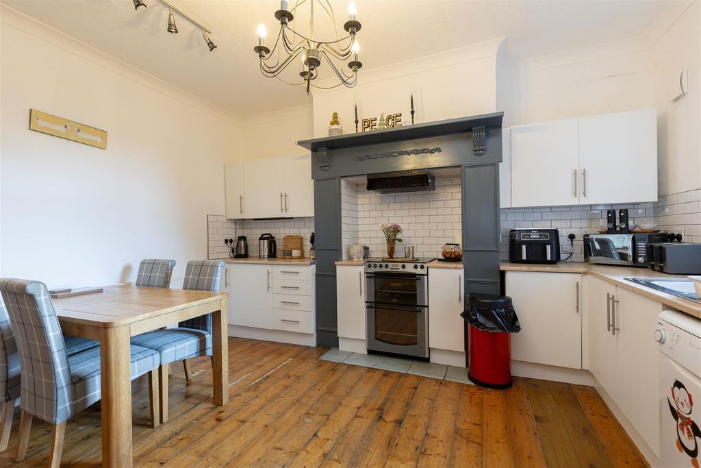 Property photo 3 of 23 Kitchen / Diner