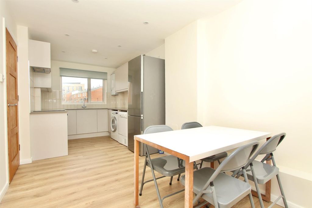 Property photo 2 of 19 Tavistock Close, N16