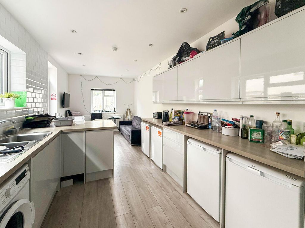 Property photo 3 of 11 Kitchen