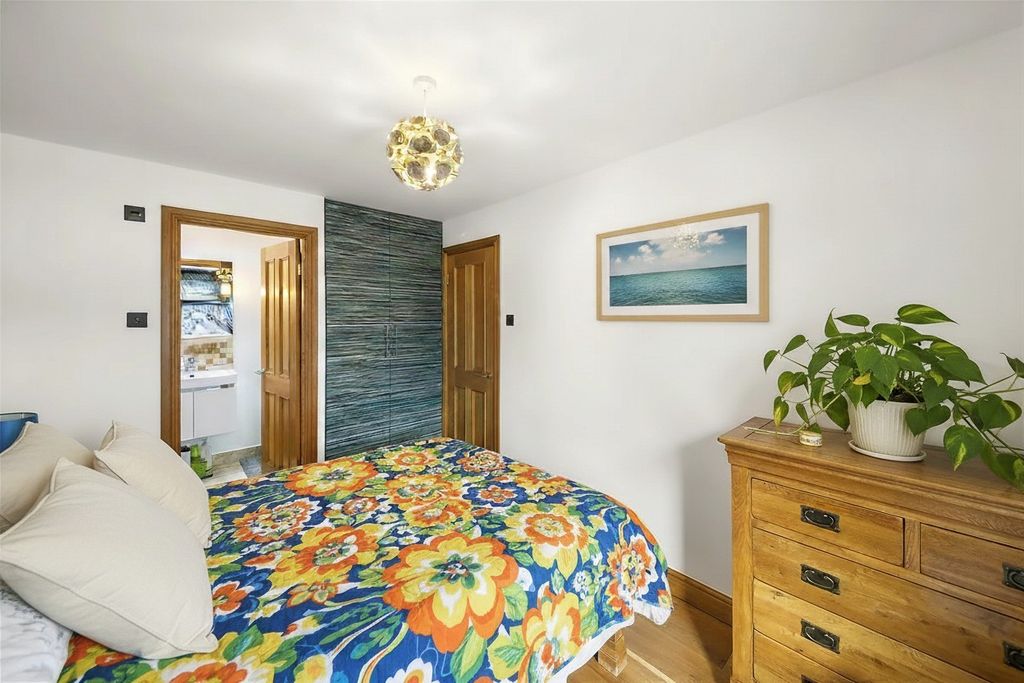 Property photo 3 of 28 5A29348c-6Fb5-4444-A983-6A89E2E80315