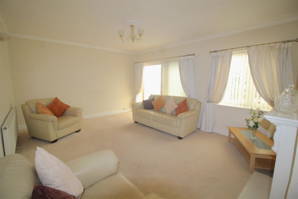 Property photo 3 of 14 Lounge