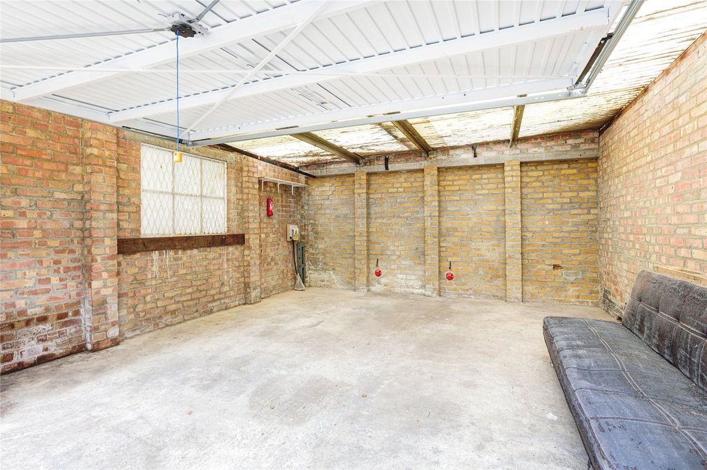 Property photo 2 of 8 Garage