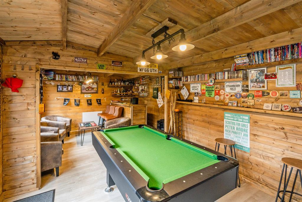 Property photo 1 of 16 11 Whiteslade Close_26.Jpg