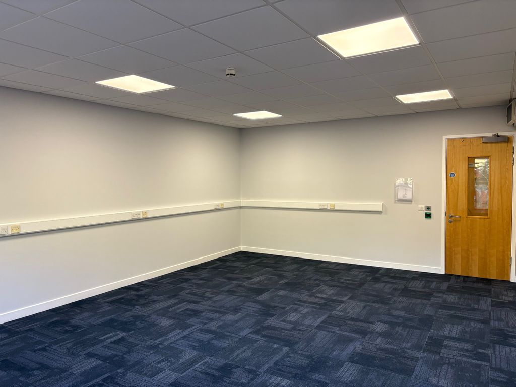 Property photo 1 of 11 Unit 81 To Let