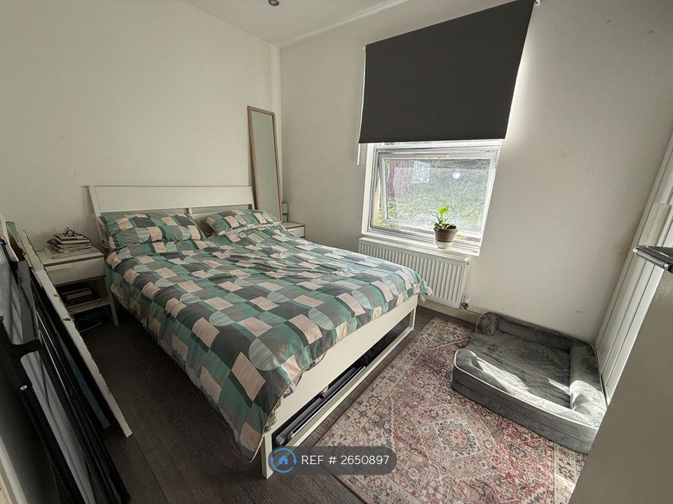 Property photo 2 of 8 Bedroom Angle 1