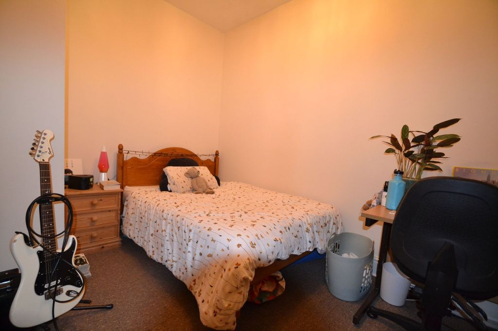 Property photo 2 of 29 Cozy Double Bedroom Featuring A Comfortable Bed Wi...