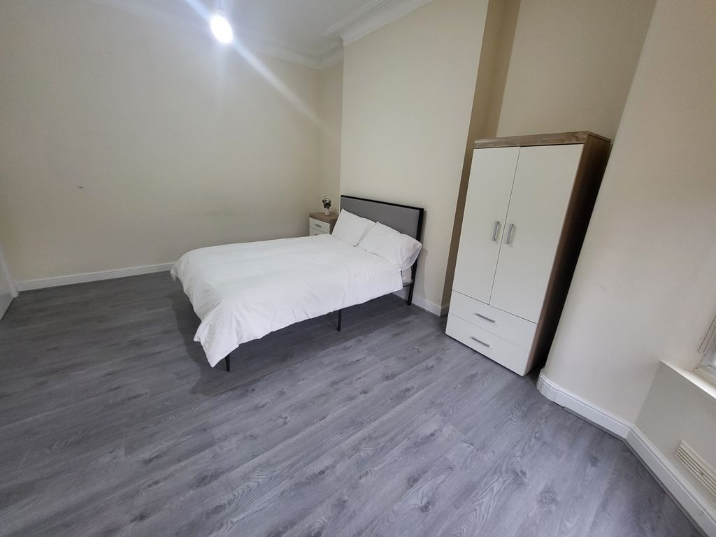 Property photo 3 of 11 Room