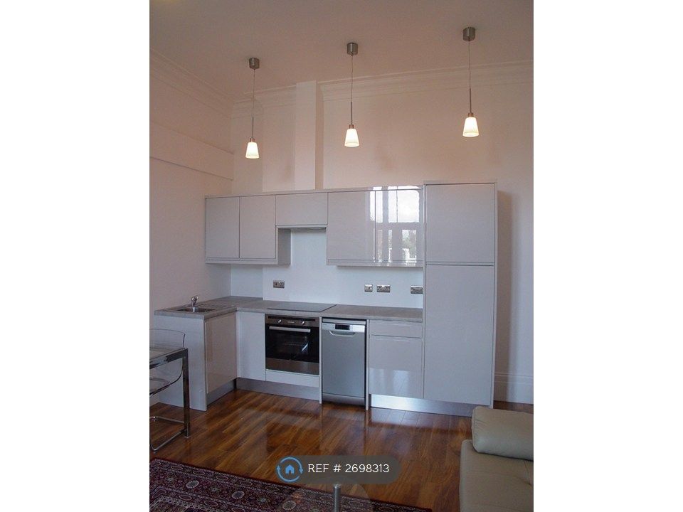 Property photo 3 of 10 Kitchen