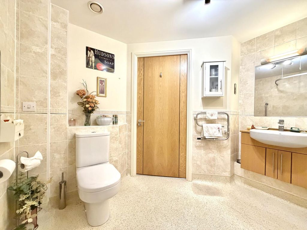 Property photo 3 of 9 Bathroom