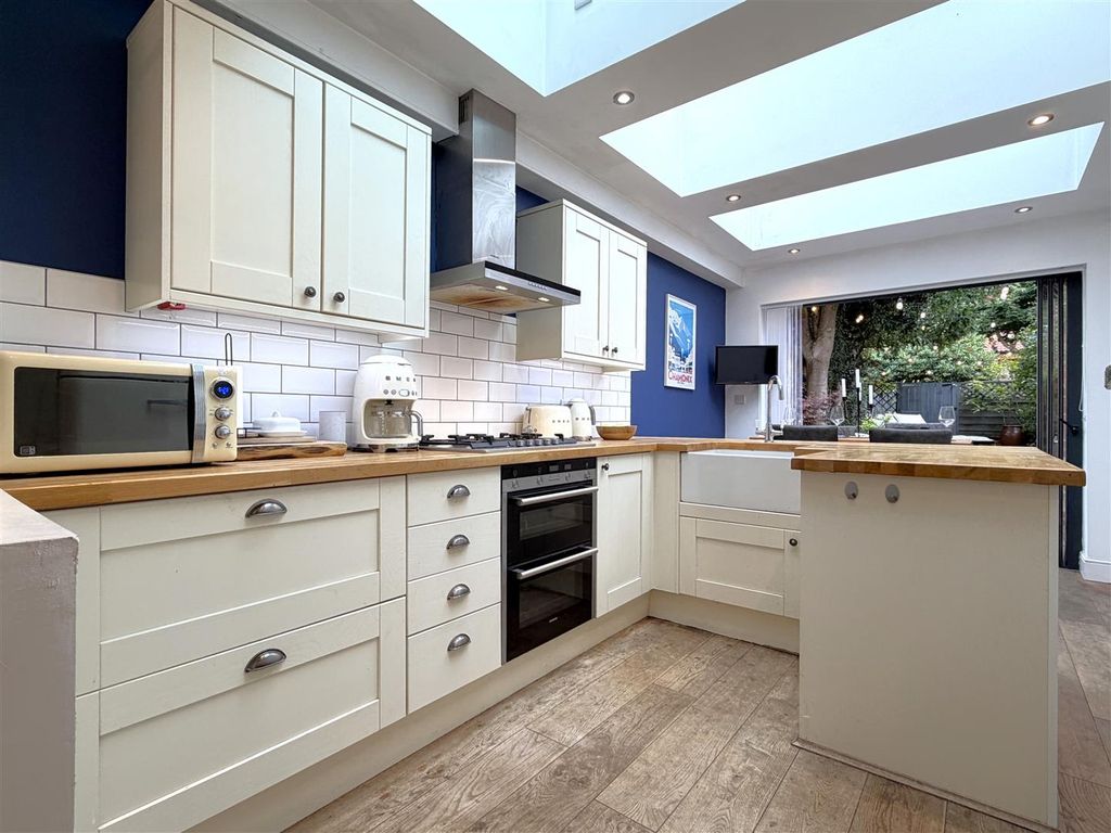 Property photo 2 of 27 Modern Kitchen 901