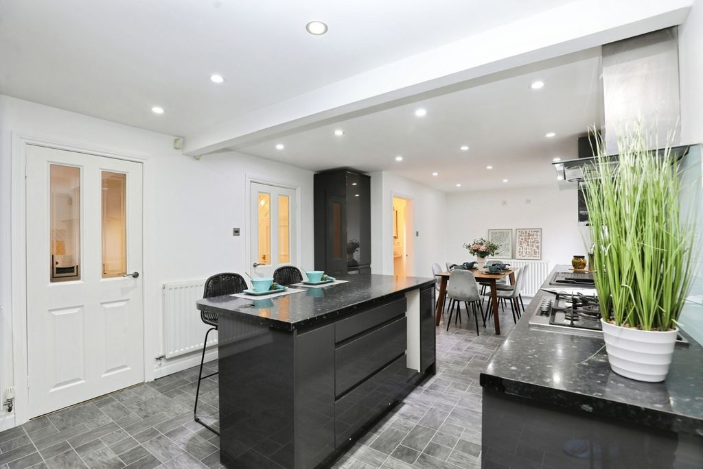 Property photo 3 of 33 Pbox-Img.Jpg