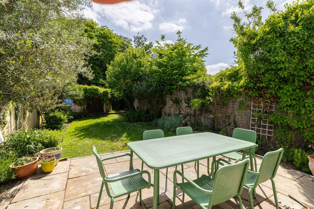 Property photo 3 of 54 Princes Road, Ig9