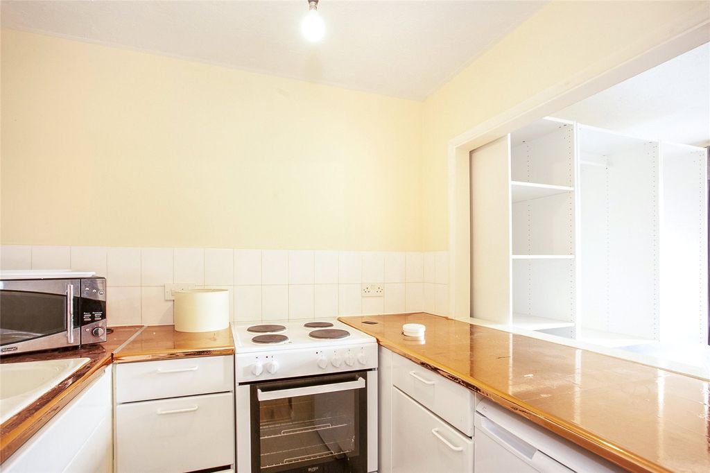 Property photo 3 of 10 Kitchen