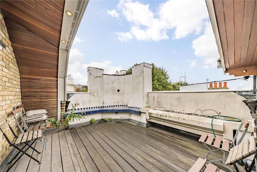 Property photo 3 of 10 Balcony