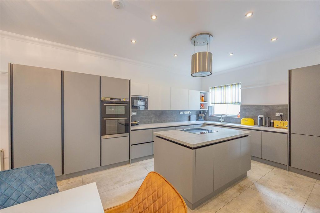 Property photo 2 of 32 Kitchen/Diner