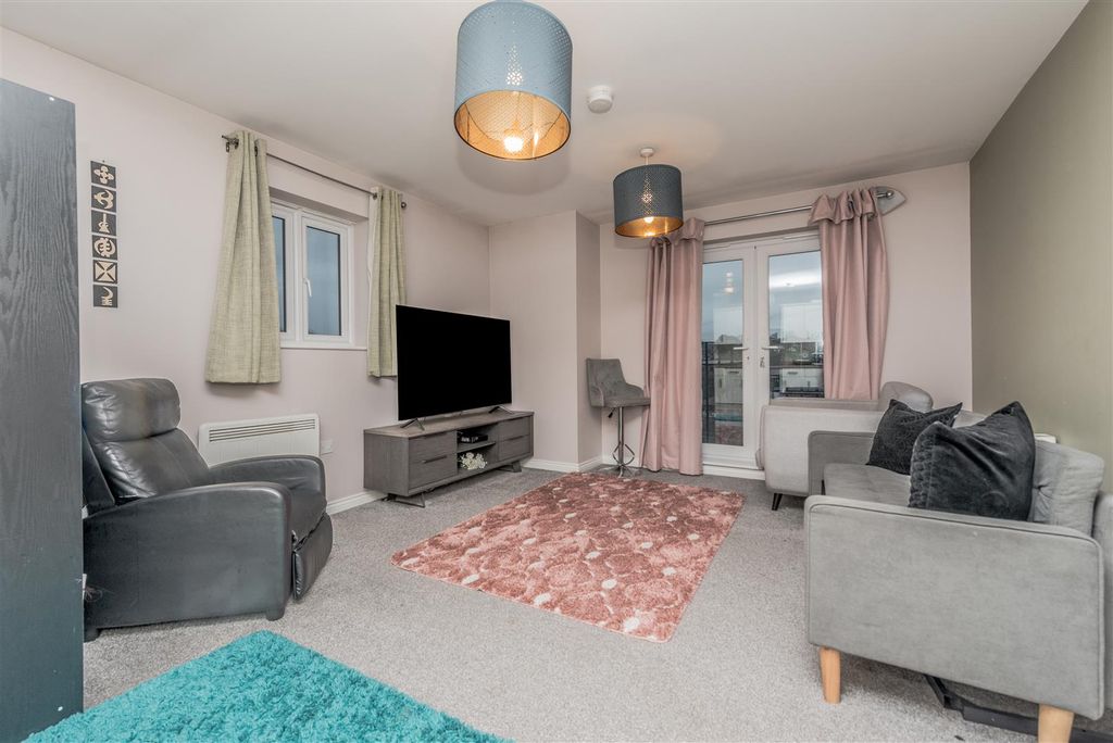 Property photo 2 of 17 Living Room / Dining Area: