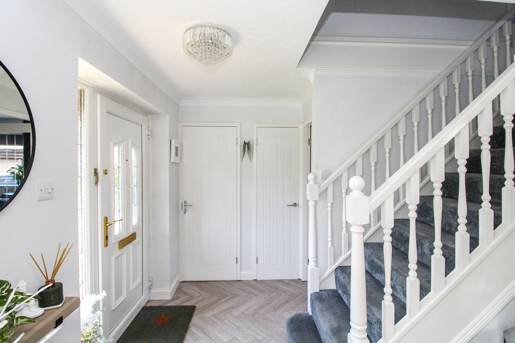 Property photo 2 of 18 Entrance Hall