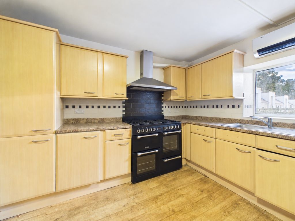 Property photo 3 of 11 Bright Kitchen With Cleared Countertops