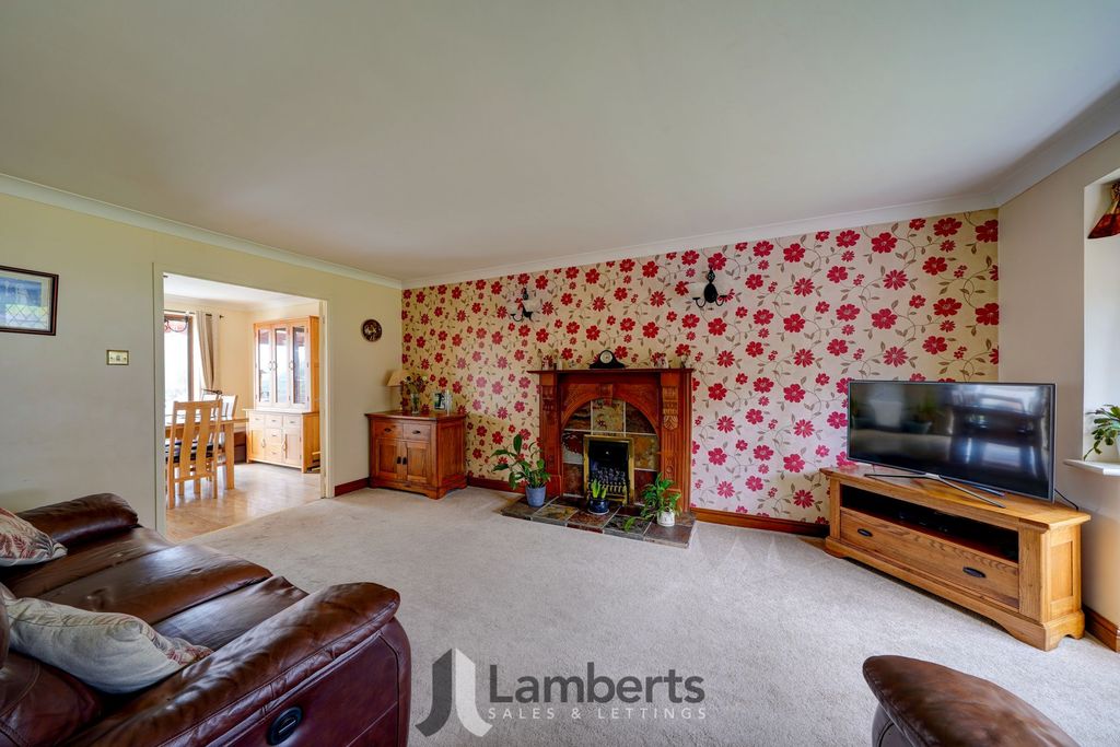 Property photo 2 of 34 Lounge