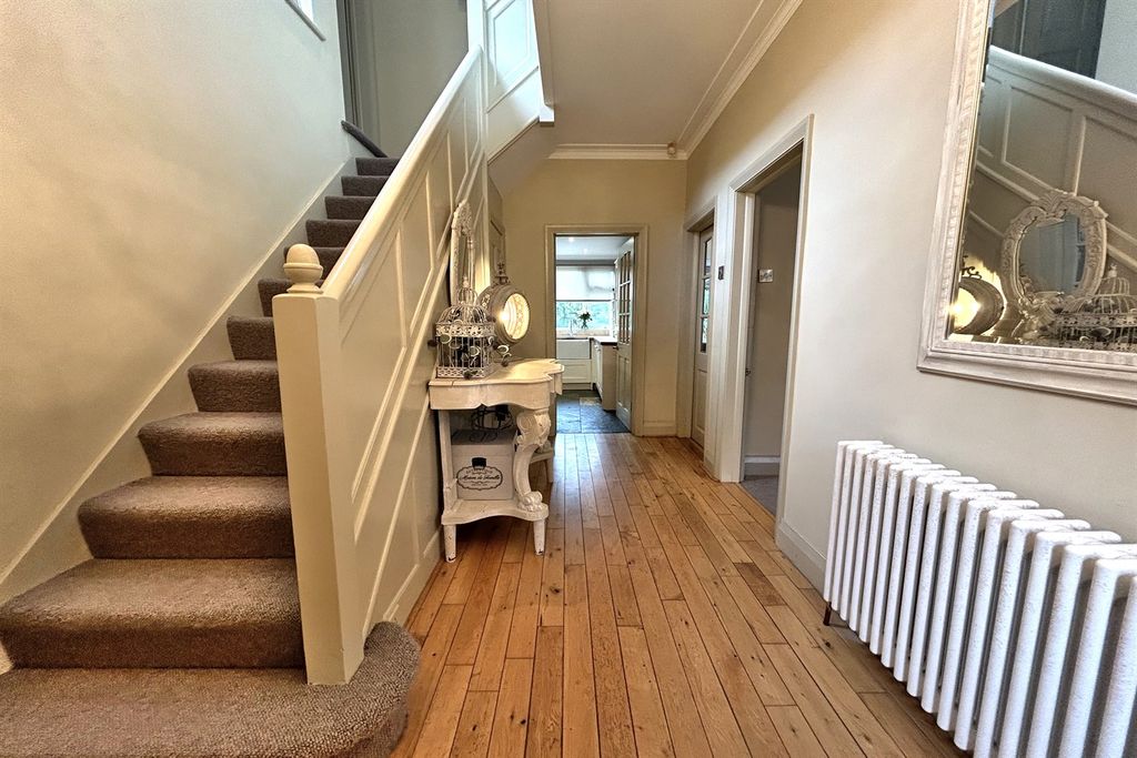 Property photo 2 of 21 Entrance Hallway