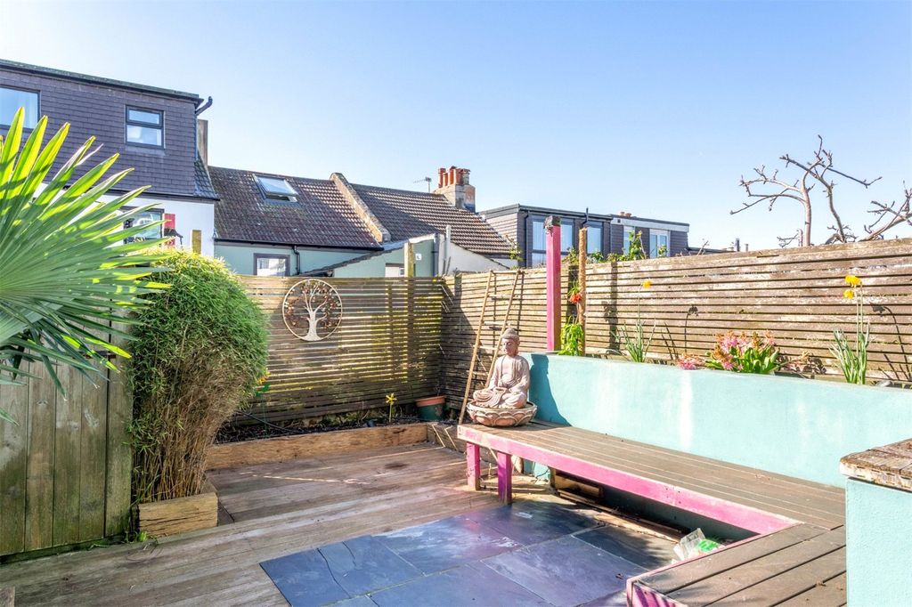 Property photo 2 of 24 Picture No. 12