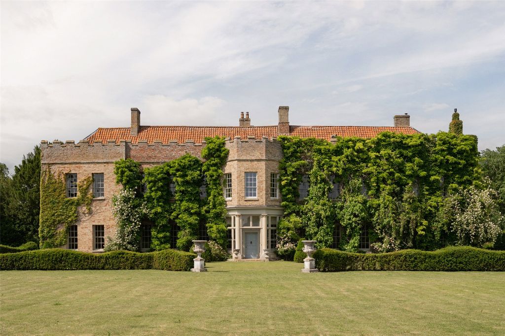 Property photo 2 of 22 Narborough Hall