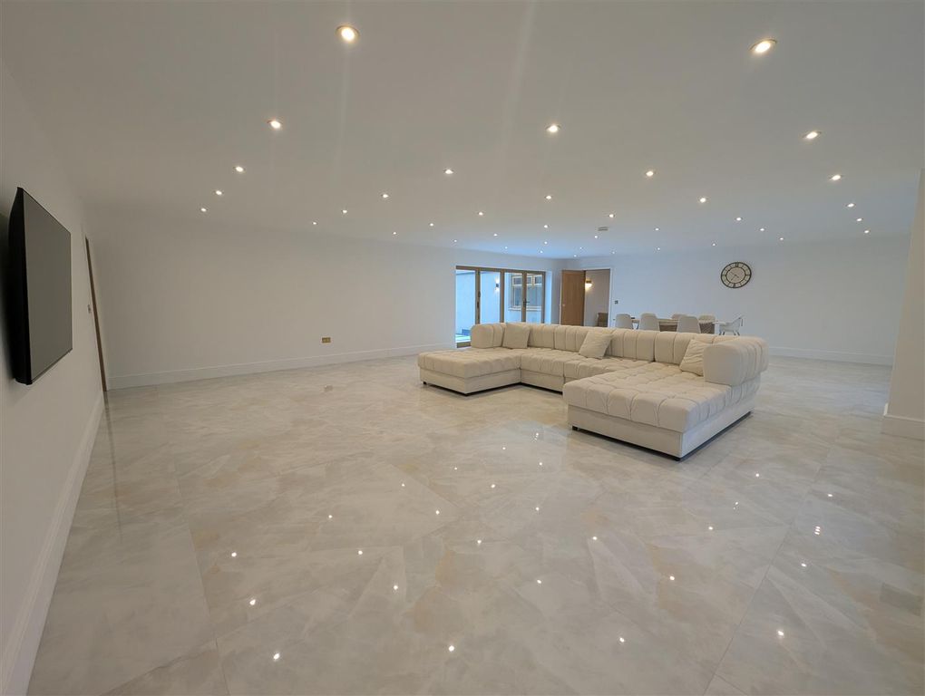 Property photo 3 of 23 Lounge/Dining Room