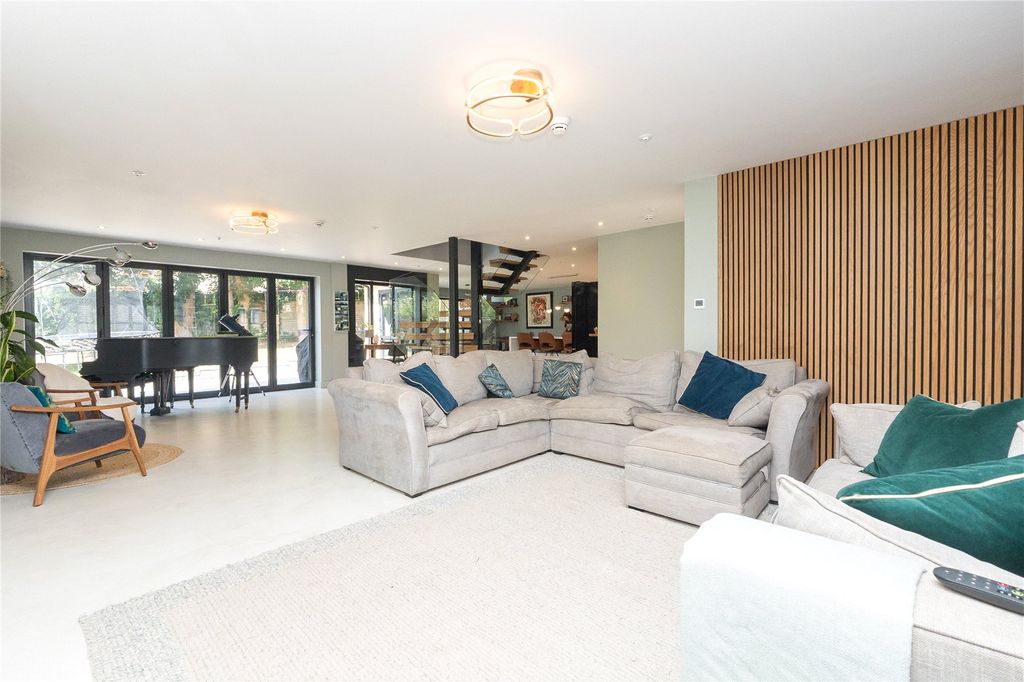 Property photo 2 of 23 Picture No. 21