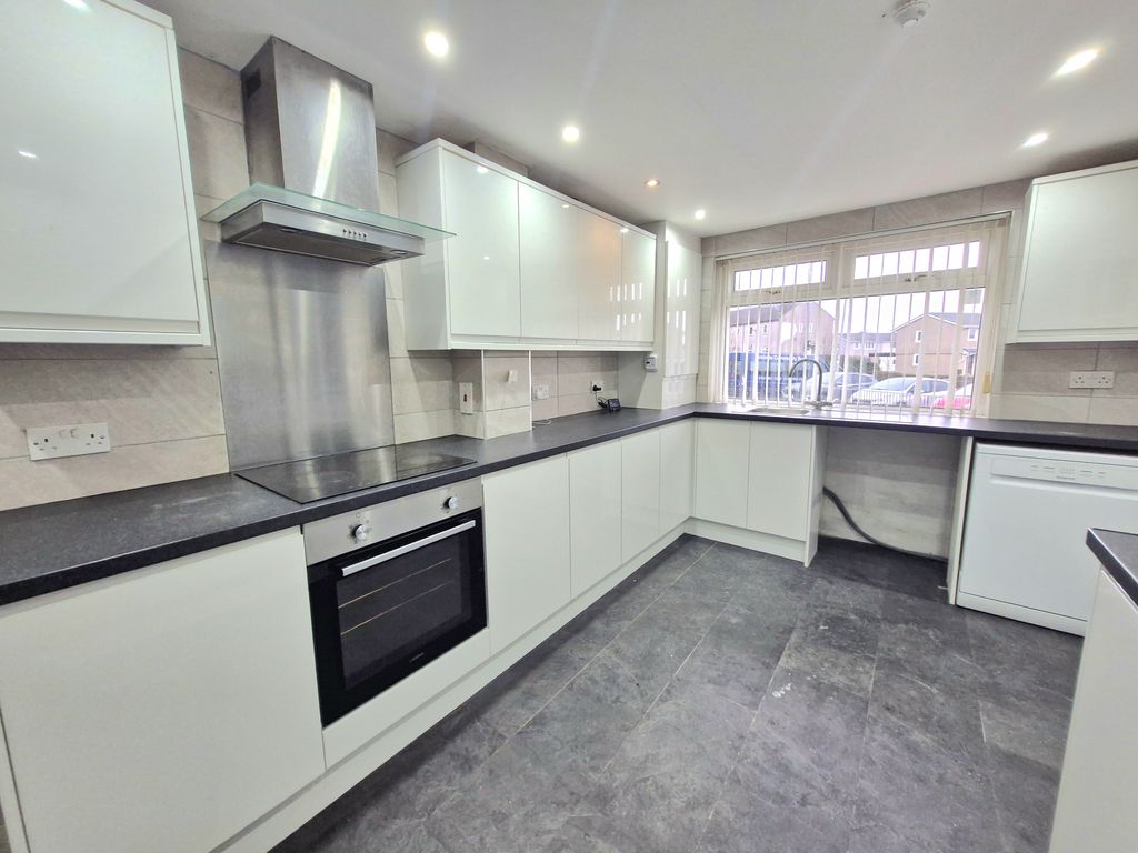 Property photo 2 of 8 Kitchen