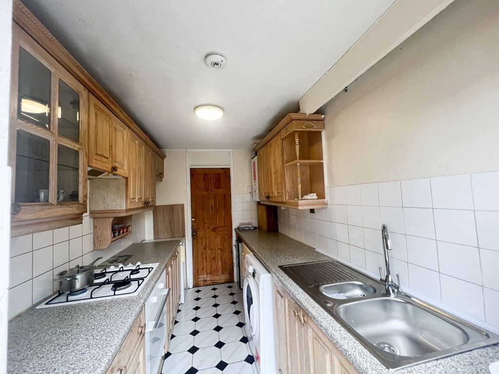 Property photo 2 of 11 Gurney Close Ig11
