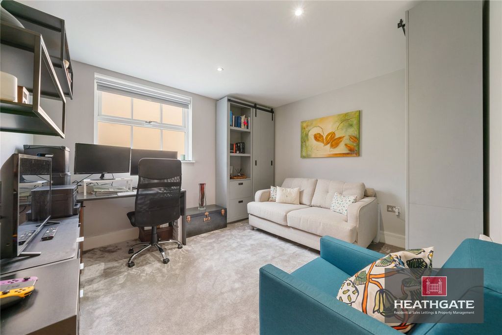 Property photo 3 of 12 Picture-No-11-102