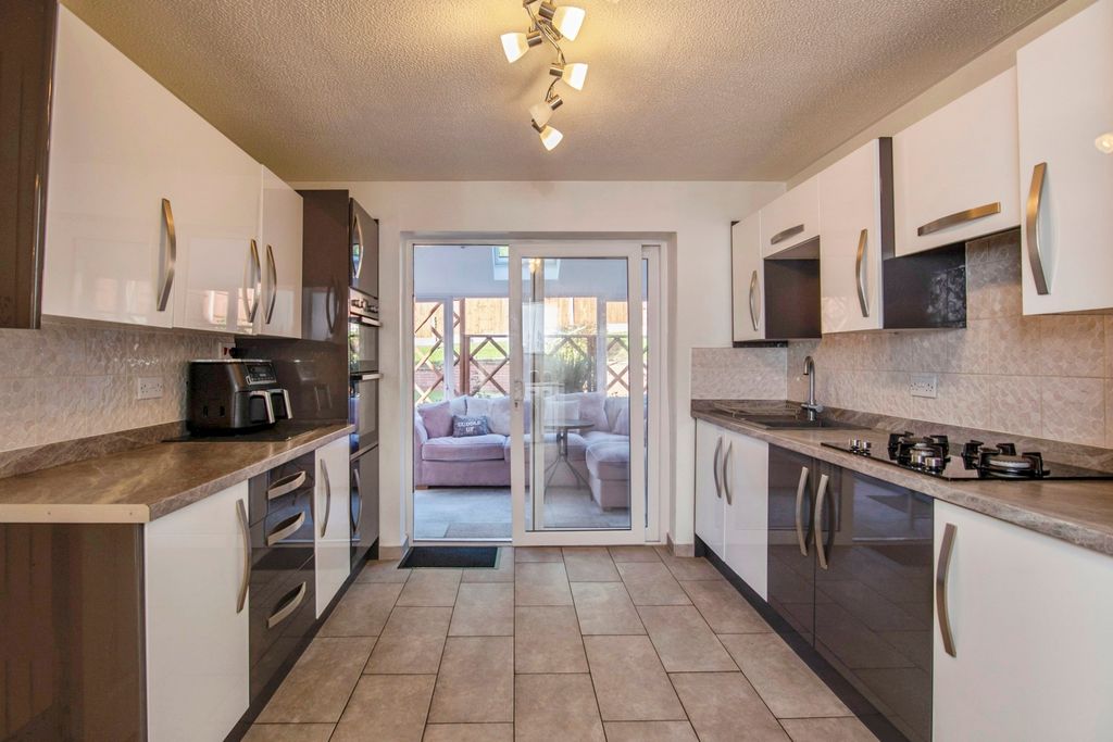 Property photo 3 of 21 Kitchen