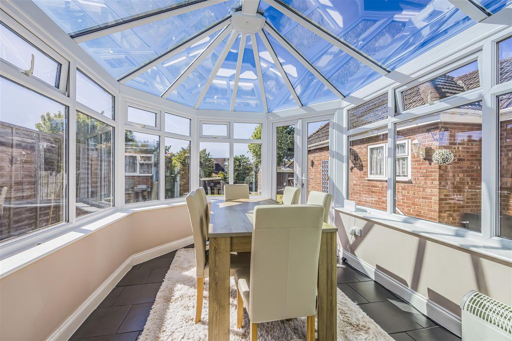 Property photo 2 of 18 31 Moreland Road, Purbrook-Porticomarketing-Soldby