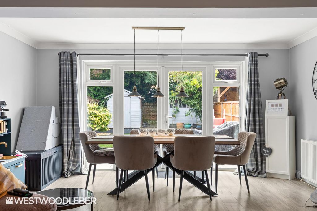 Property photo 3 of 18 Lilliardsclose_14.Jpg