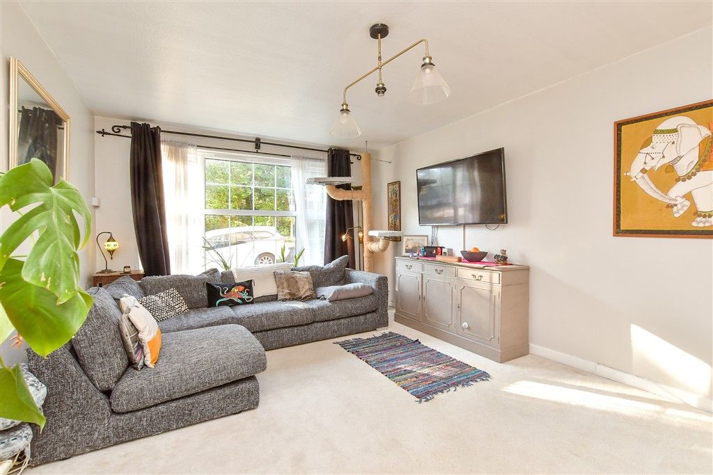 Property photo 3 of 11 Lounge