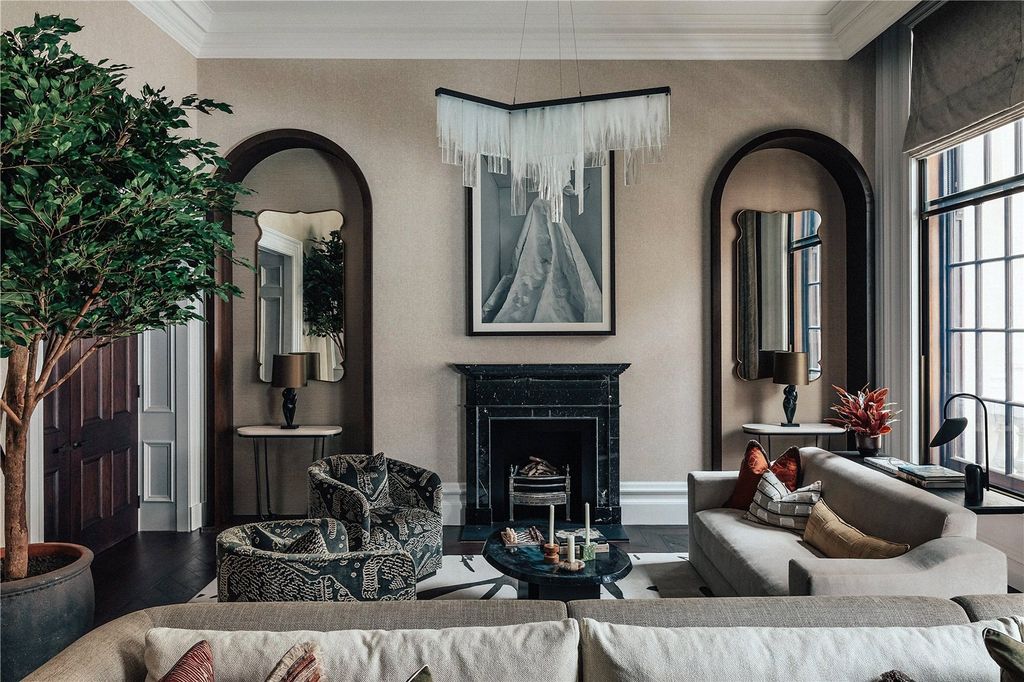 Property photo 3 of 16 Living Space