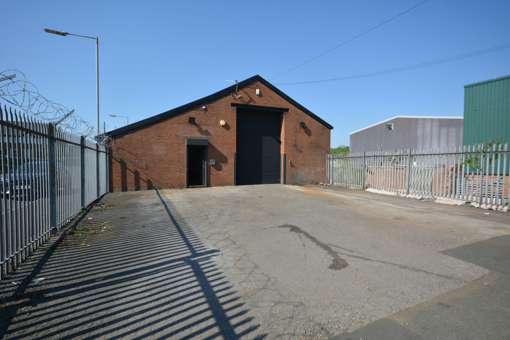 Property photo 2 of 14 Yard And Roller Door