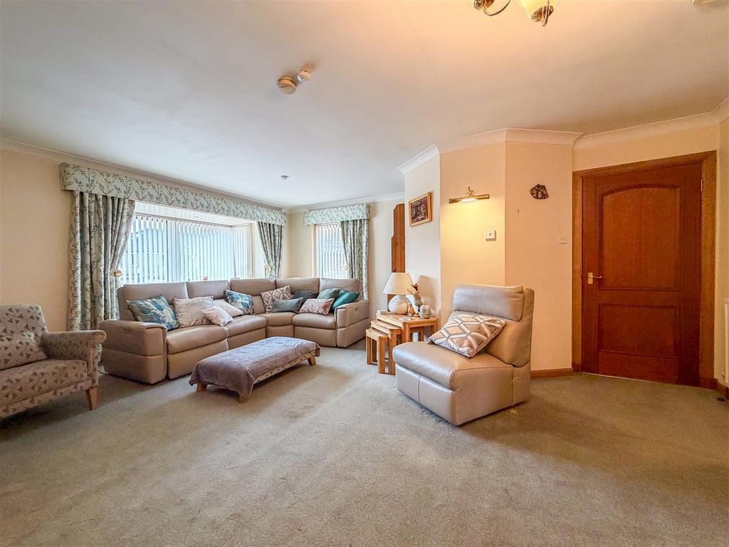 Property photo 2 of 33 Lounge