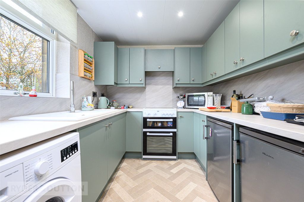 Property photo 2 of 18 Kitchen