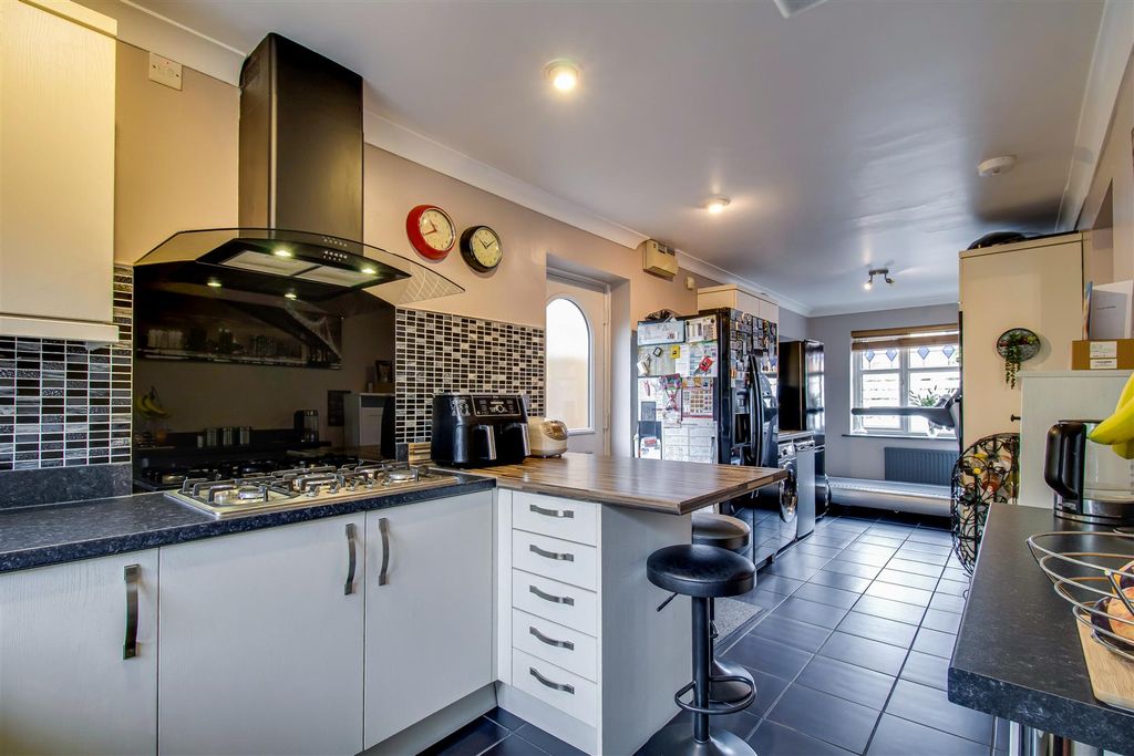 Property photo 2 of 17 Kitchen Breakfast Room