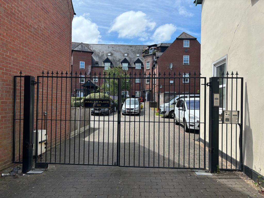 Property photo 2 of 24 Access To High Street