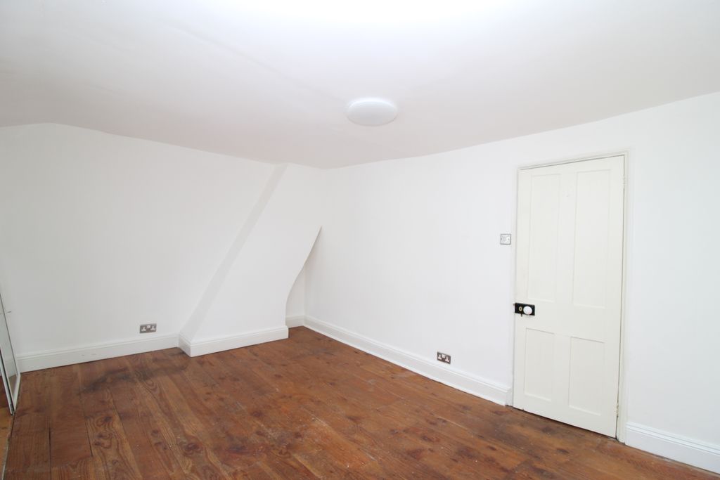 Property photo 2 of 9 Bedroom